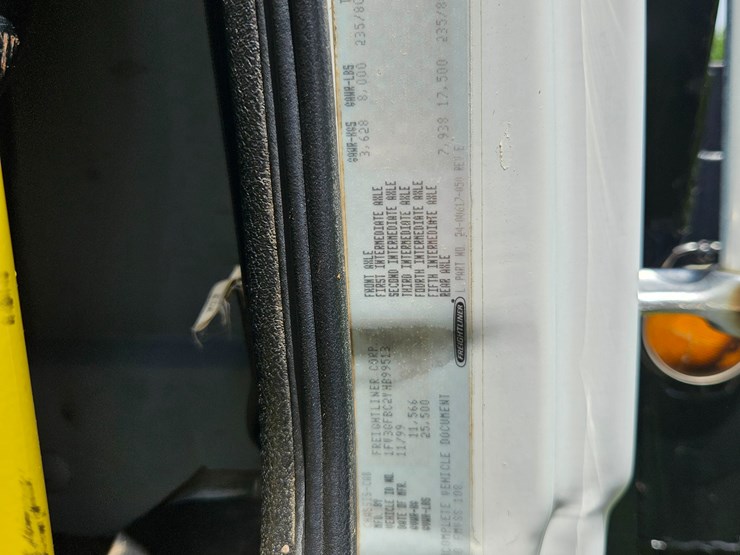 2000-freightliner-fl60-image-57
