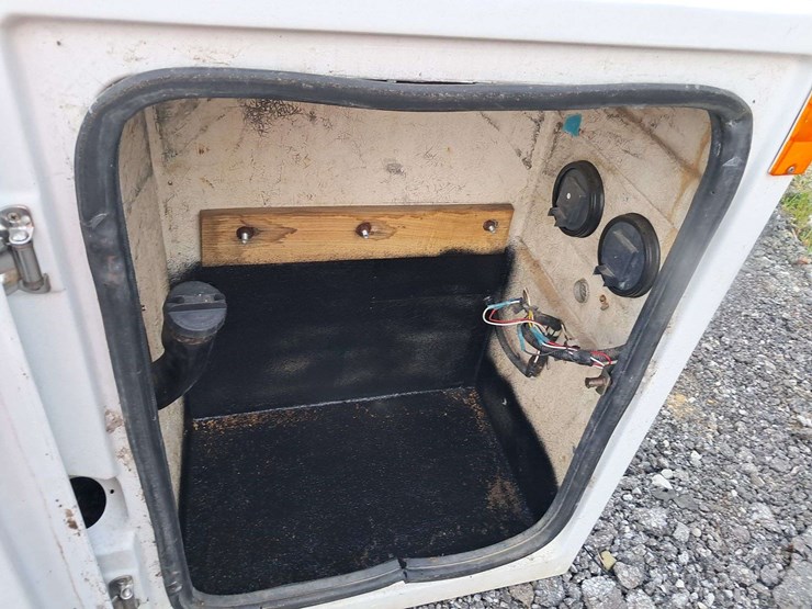 9'-fiberglass-service-body-image-7