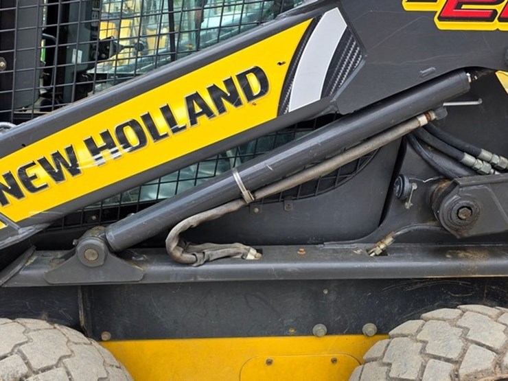 new-holland-l225-image-27