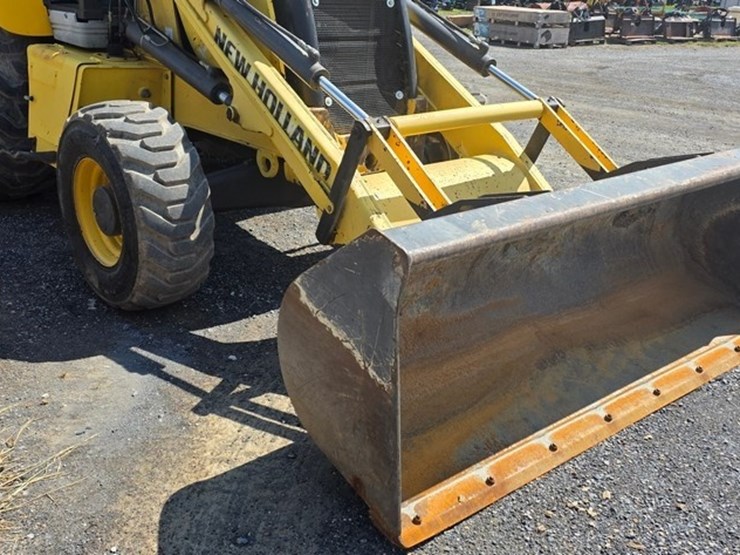 2011-new-holland-b95b-image-6