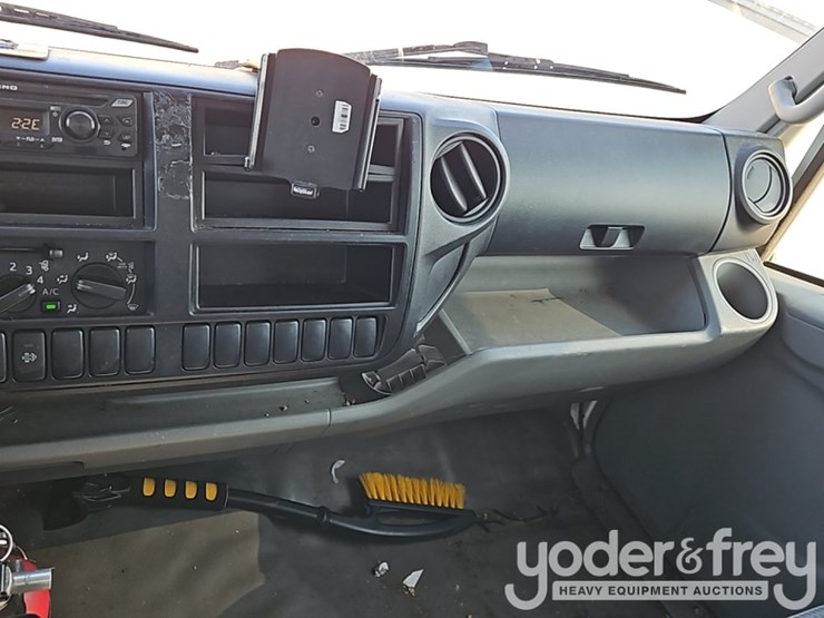 2019-hino-195-image-27
