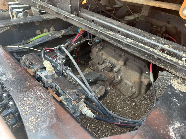 2007-volvo-vnm200-semi-truck-image-14