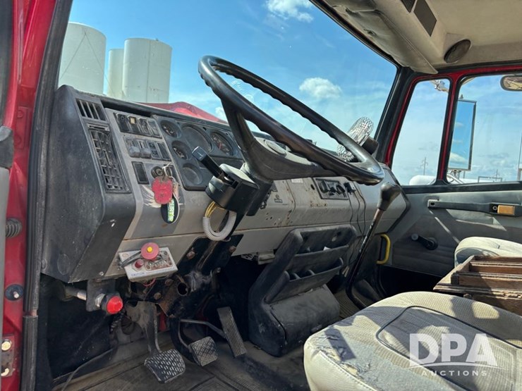 1995-freightliner-fl80-image-74