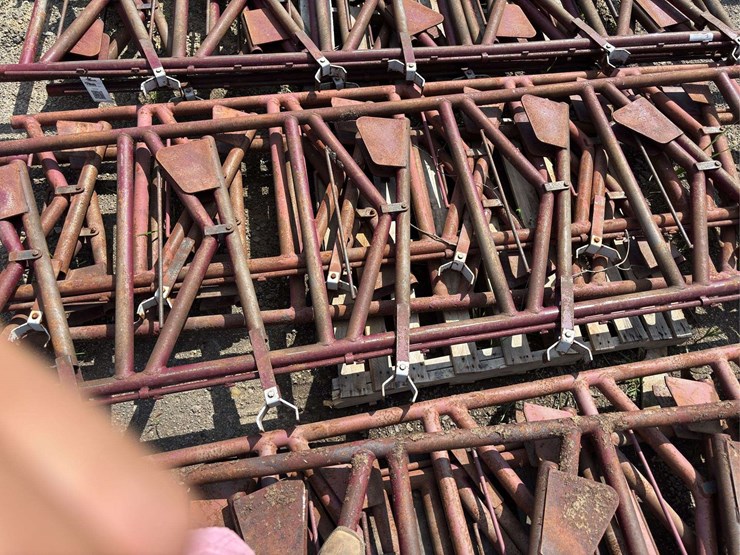 pallet-of-cattle-headlocks-image-2
