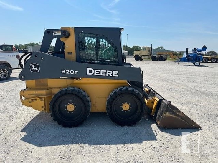 2015-deere-320e-image-6