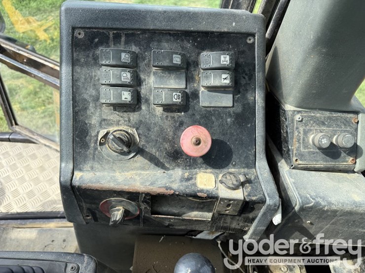 2005-jcb-718-image-36