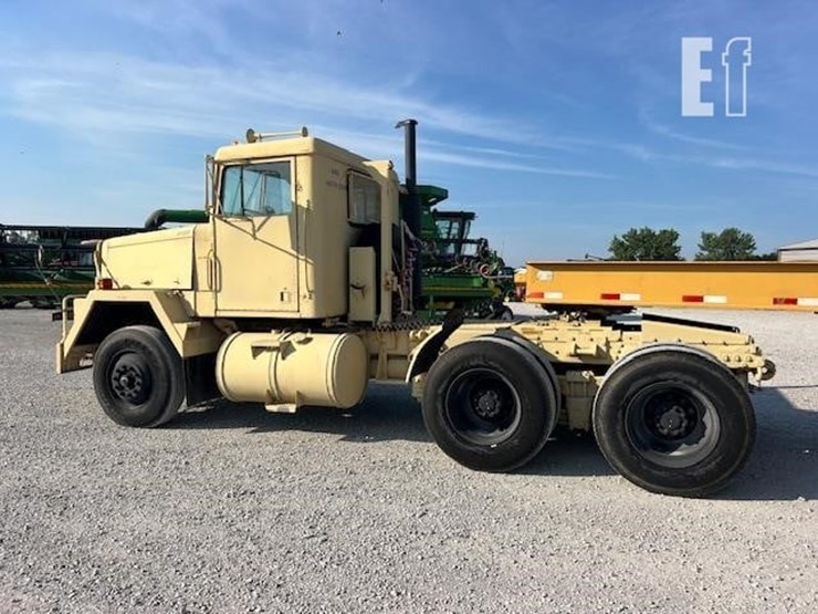 1983-am-general-m915a1-image-3