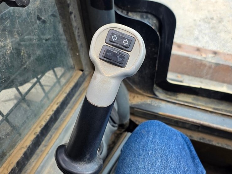 new-holland-l225-image-47