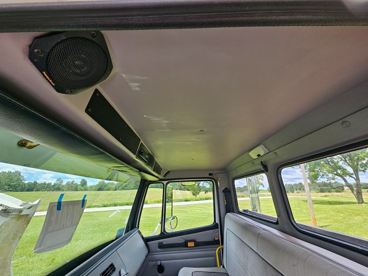 2000-freightliner-fl60-image-60