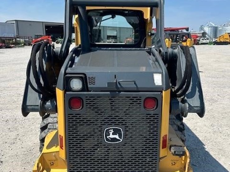 2015-deere-320e-image-4
