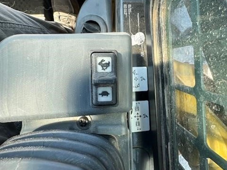 2018-deere-318g-image-21