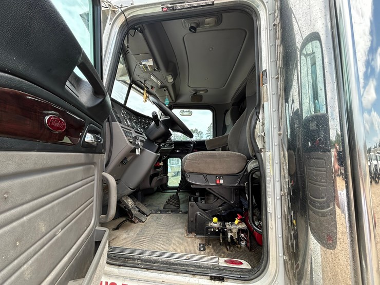 2013-peterbilt-367-image-13