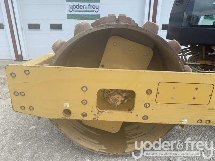 2014-caterpillar-cs54b-image-11