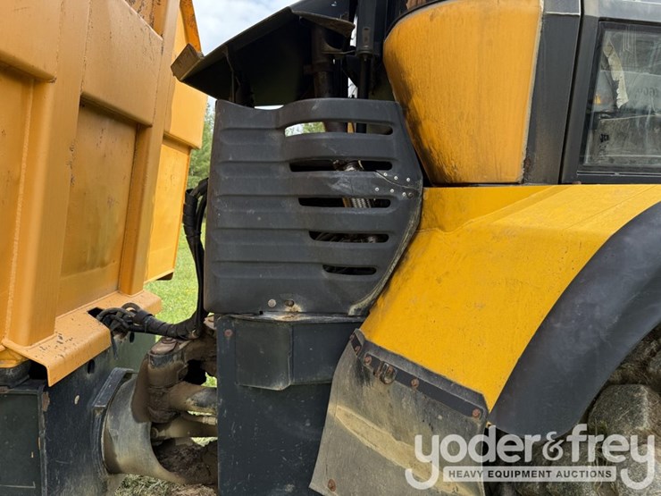 2005-jcb-718-image-23