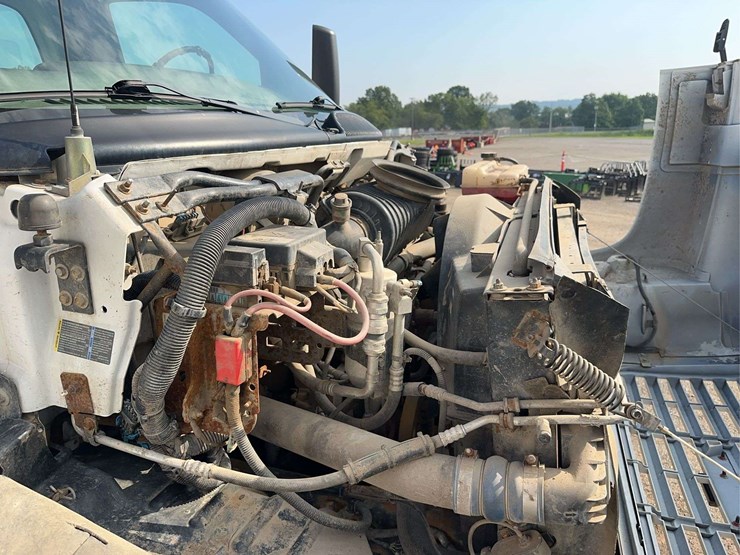 2005-chevrolet-c8500-semi-truck-image-24