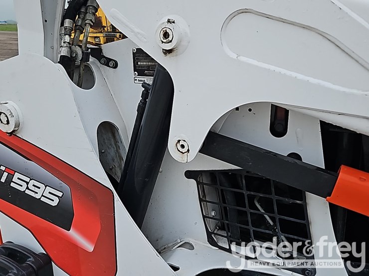 2020-bobcat-t595-image-10