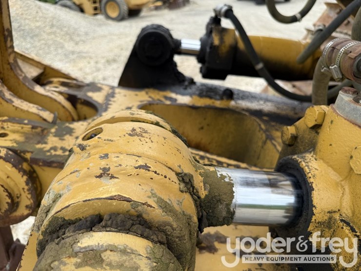 2005-caterpillar-d8t-image-17