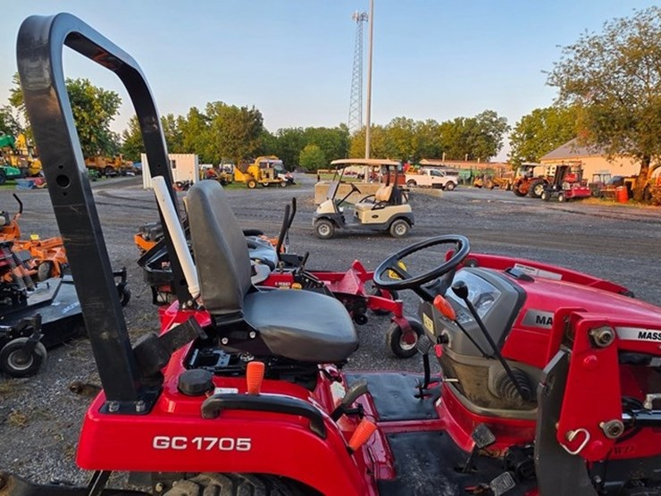 2017-massey-ferguson-gc1705-image-19
