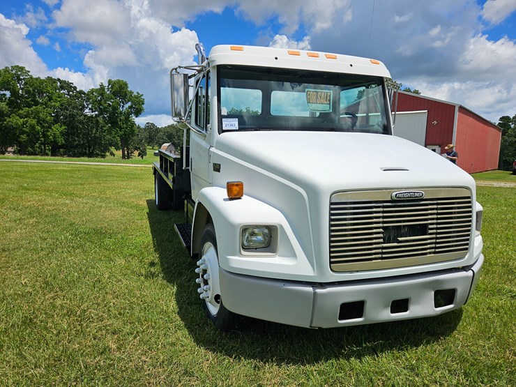 2000-freightliner-fl60-image-33