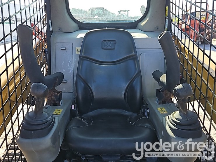 2015-caterpillar-257d-image-24
