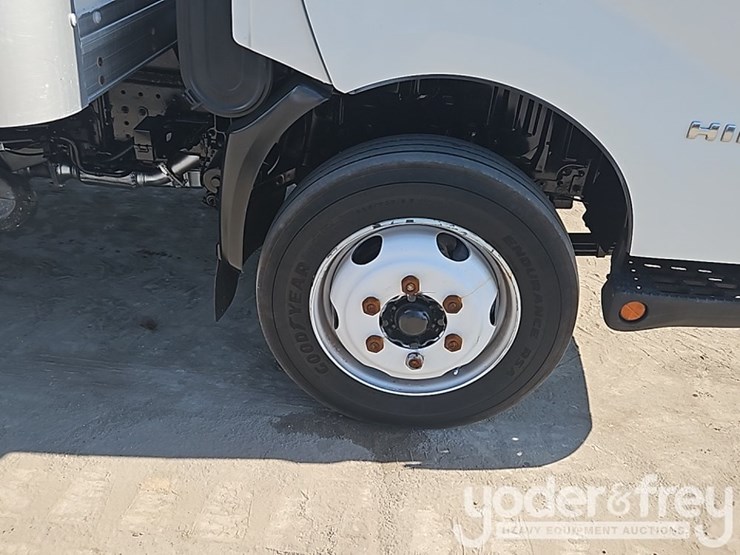 2019-hino-195-image-10