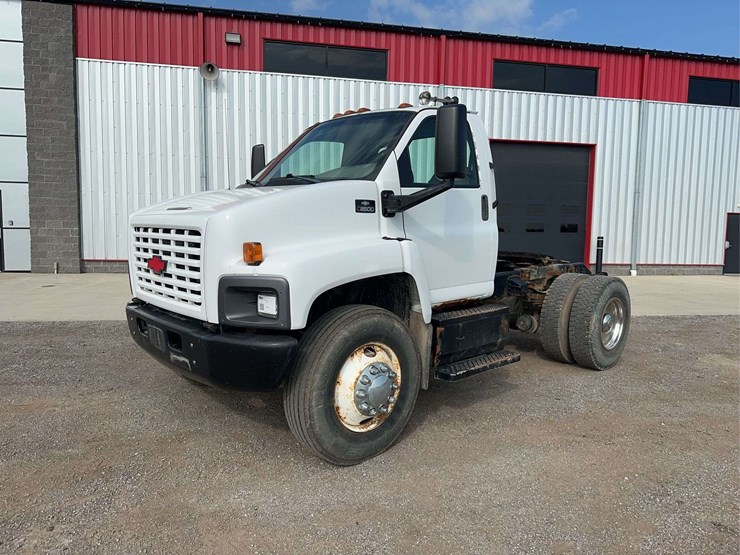 2005-chevrolet-c8500-semi-truck-image-1