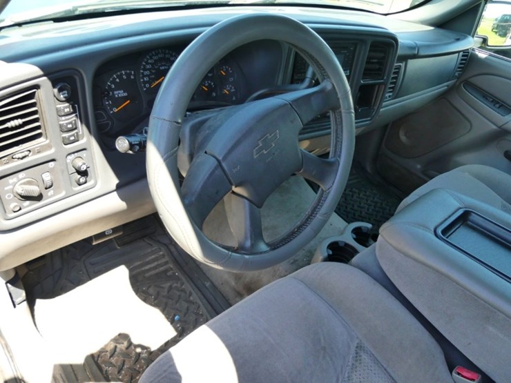2004-chevrolet-suburban-image-13