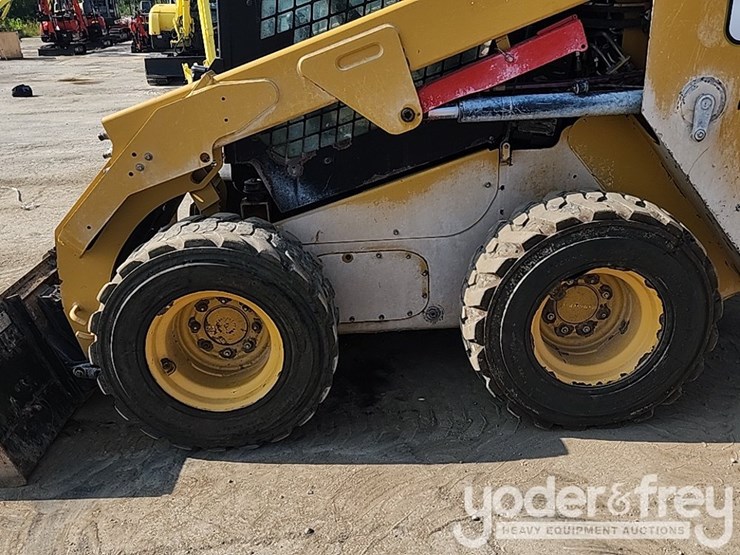 2023-caterpillar-246d3-image-12