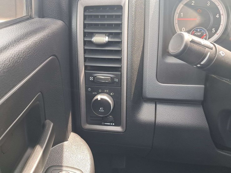 2016-ram-3500-crew-cab-pickup-image-22