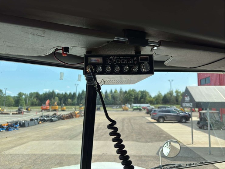 2012-peterbilt-348-image-39