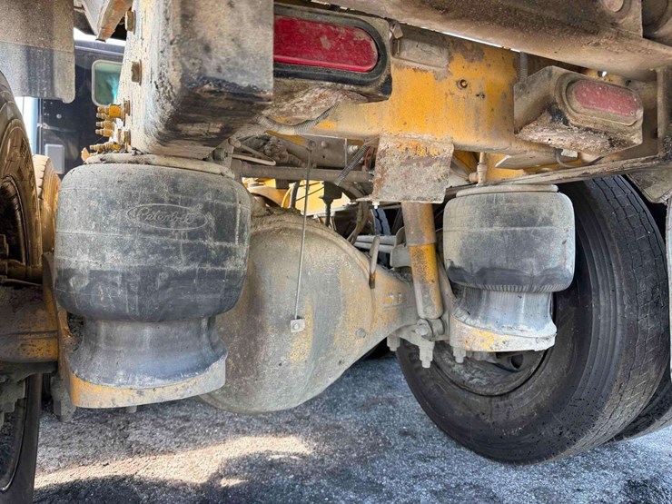 2016-peterbilt-567-image-31