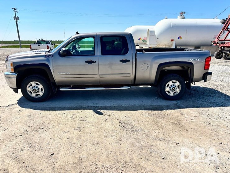 2013-chevrolet-silverado-2500-lt-image-10