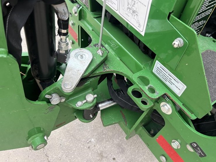 2024-john-deere-1025r-image-10