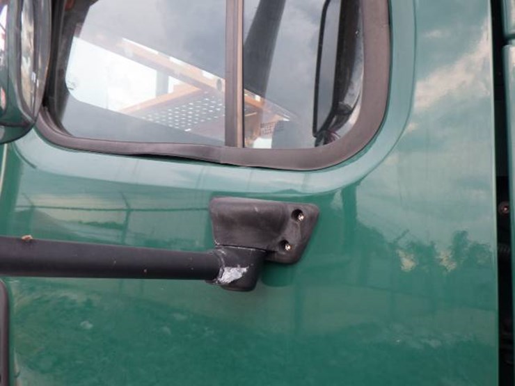 2020-freightliner-114sd-image-4