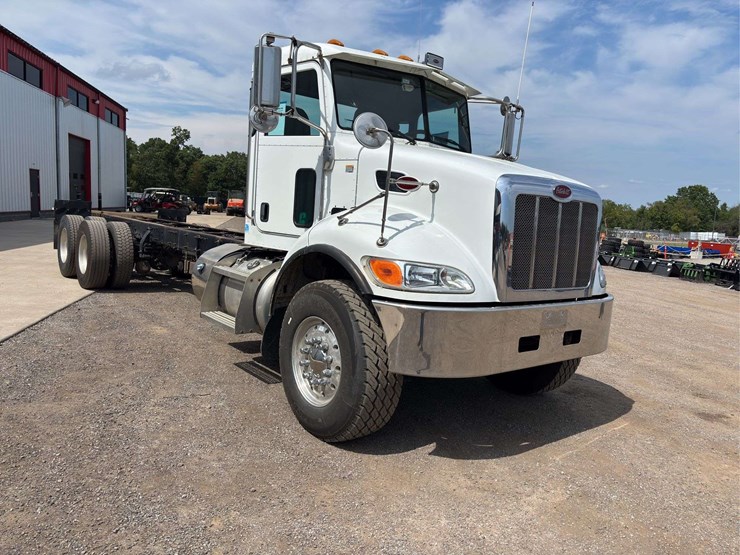 2012-peterbilt-348-image-2