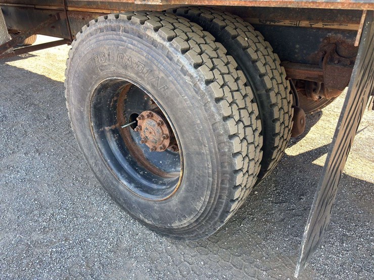1995-freightliner-fl70-image-5