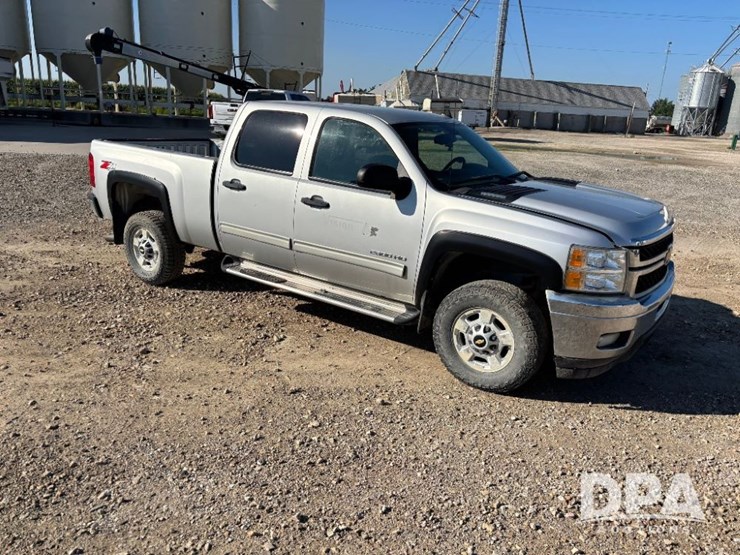 2011-chevrolet-silverado-2500hd-lt-image-2