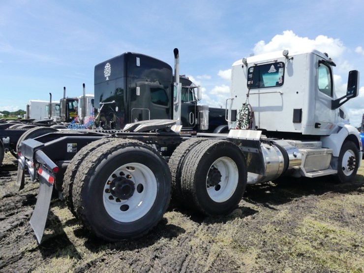 2015-peterbilt-579-image-3