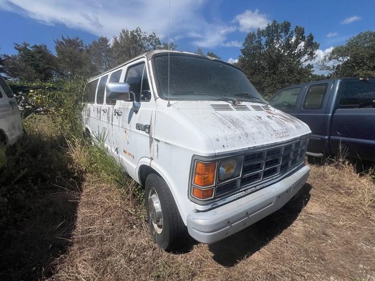 1990-dodge-ram-van-image-1