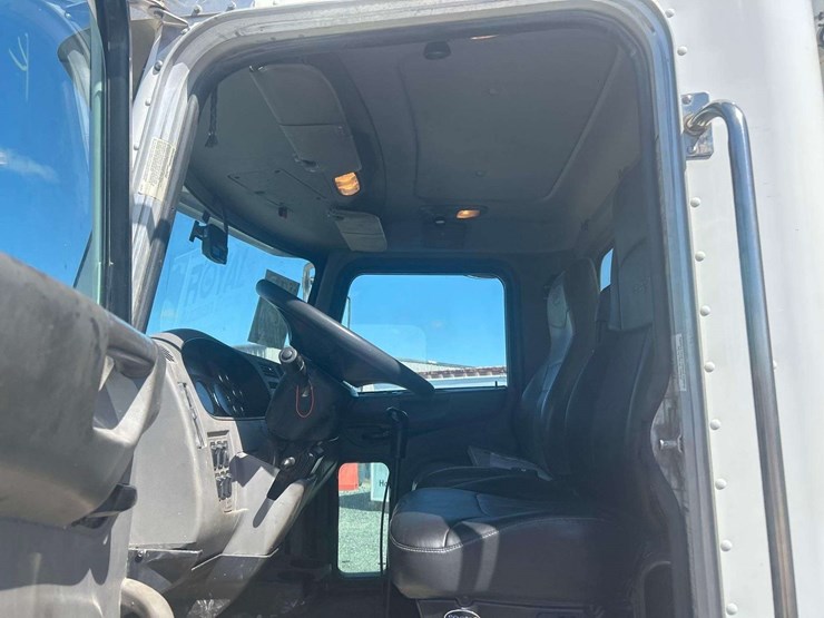 2015-peterbilt-348-image-7