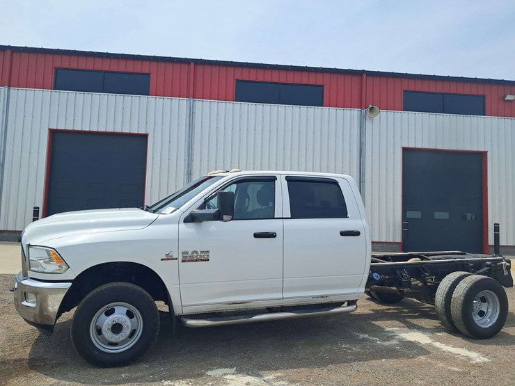 2016-ram-3500-crew-cab-pickup-image-1