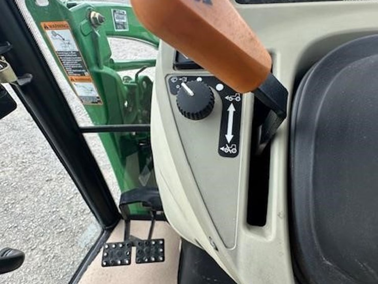 2011-john-deere-4720-image-30