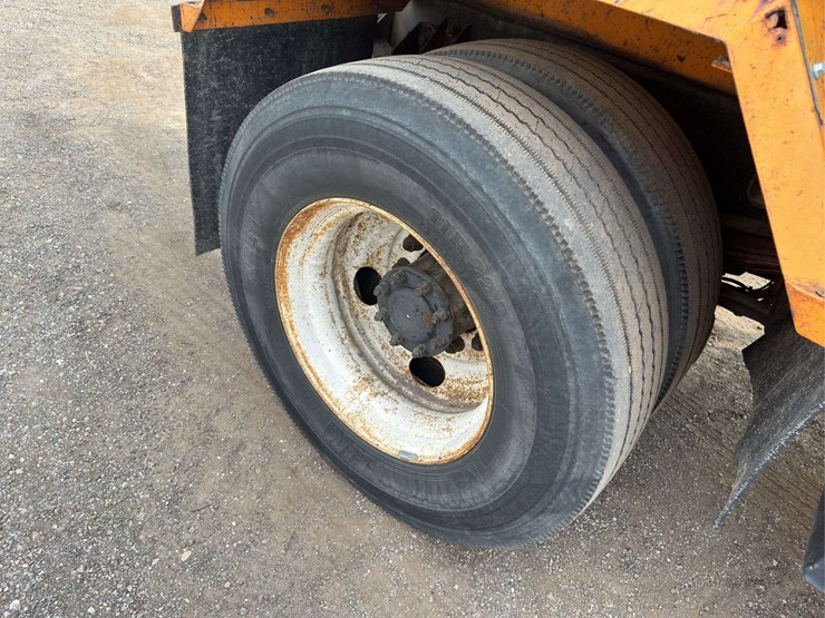 1999-kenworth-t300-image-8