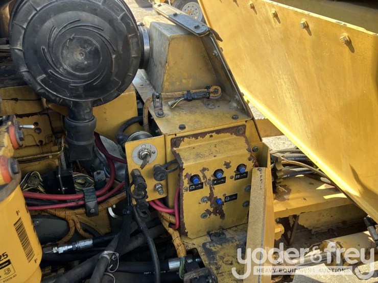 2011-caterpillar-cb54-image-18