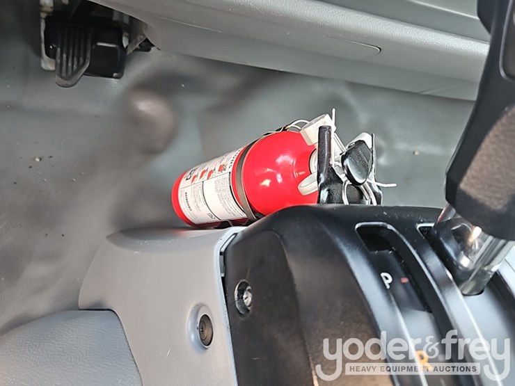 2019-hino-195-image-34