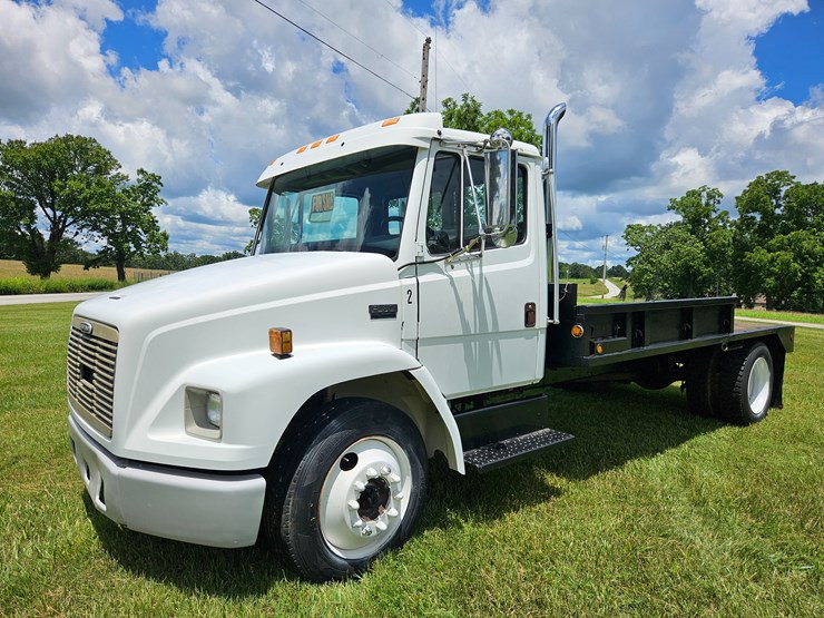 2000-freightliner-fl60-image-2