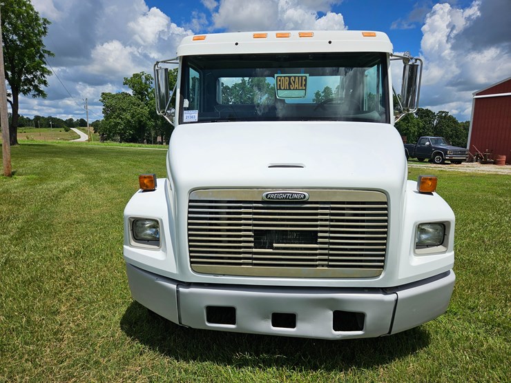 2000-freightliner-fl60-image-34
