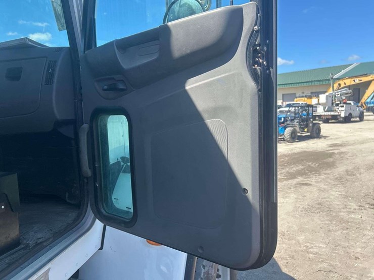 2015-peterbilt-348-image-62