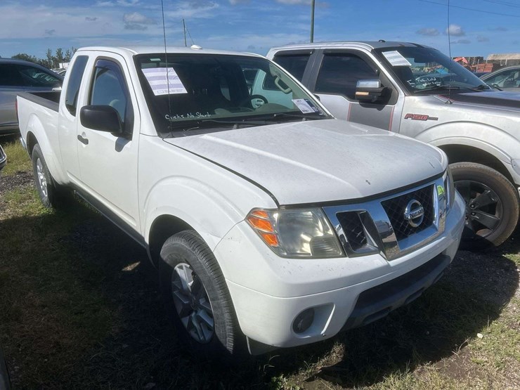 2015-nissan-frontier-sv-image-2