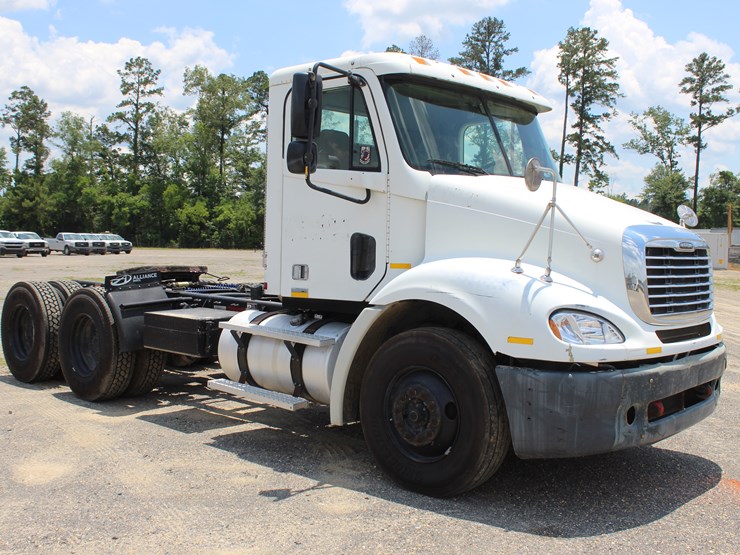 2005-freightliner-columbia-112-image-2